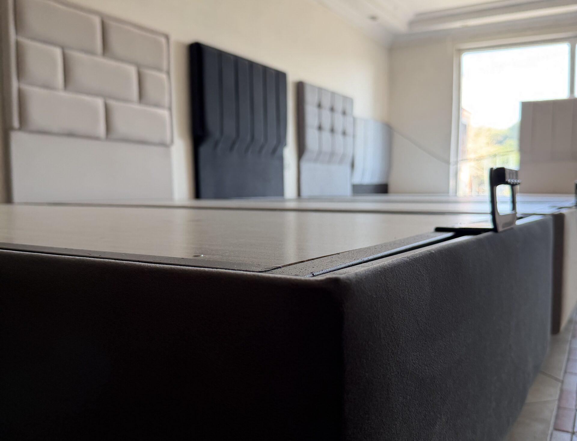 Mutlu Baza showroom'unda sıralanmış başlık modelleri